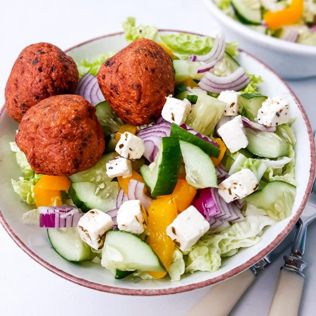 Falafele z warzywną sałatką
