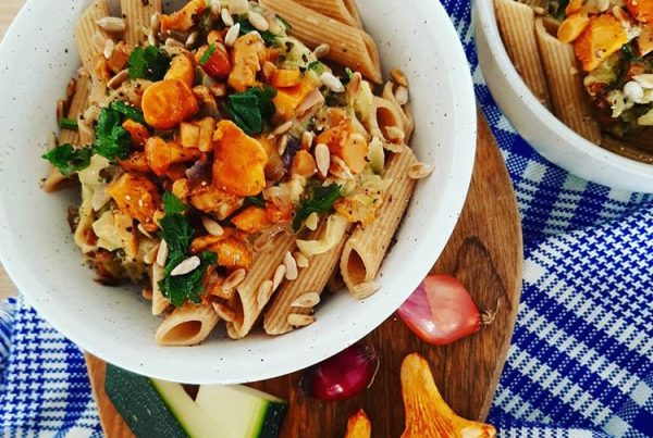 Makaron z kurkami i cukinią