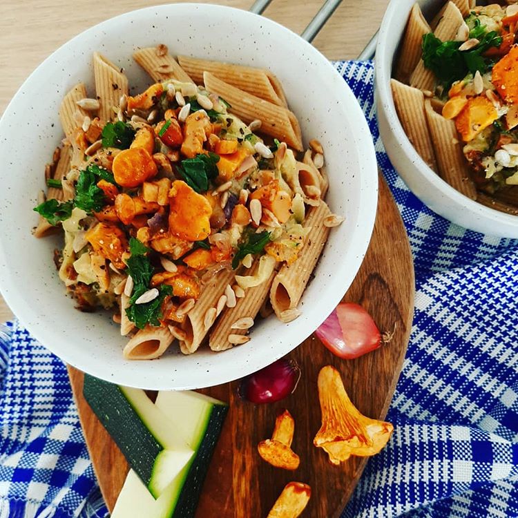 Makaron z kurkami i cukinią