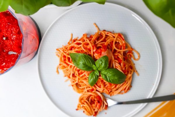 Makaron z papryką pieczoną i łososiem