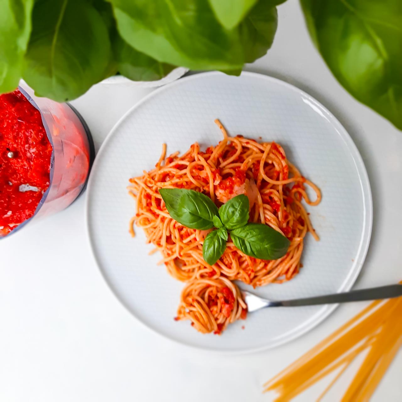 Makaron z papryką pieczoną i łososiem