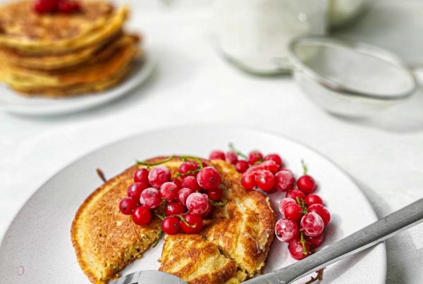 Pancake na kefirze z sezonowymi owocami