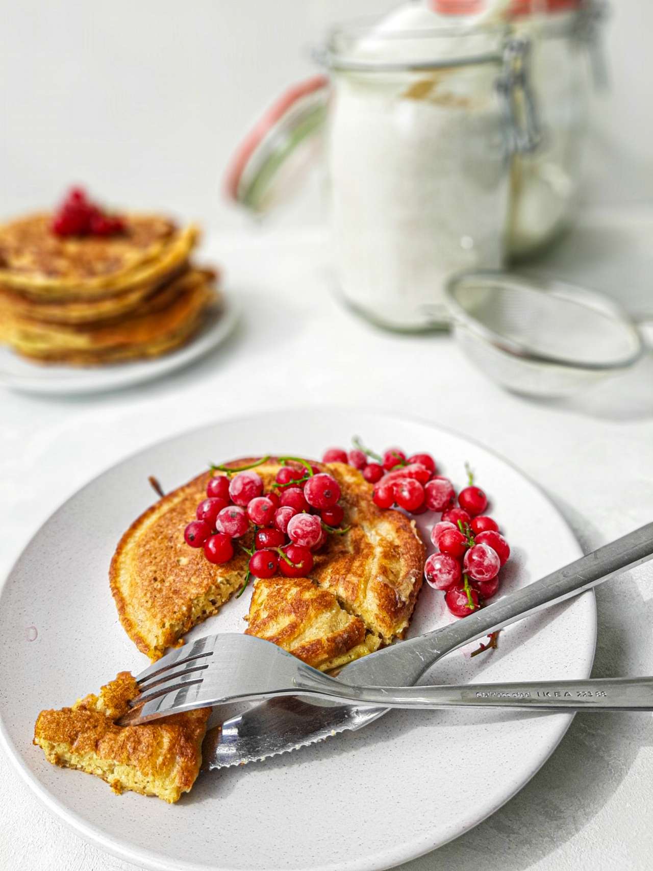 Pancake na kefirze z sezonowymi owocami