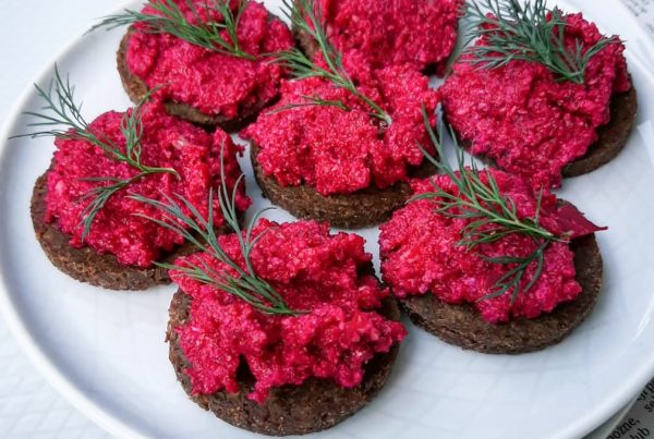 Pasta z buraka ze słonecznikiem i serem mozzarella