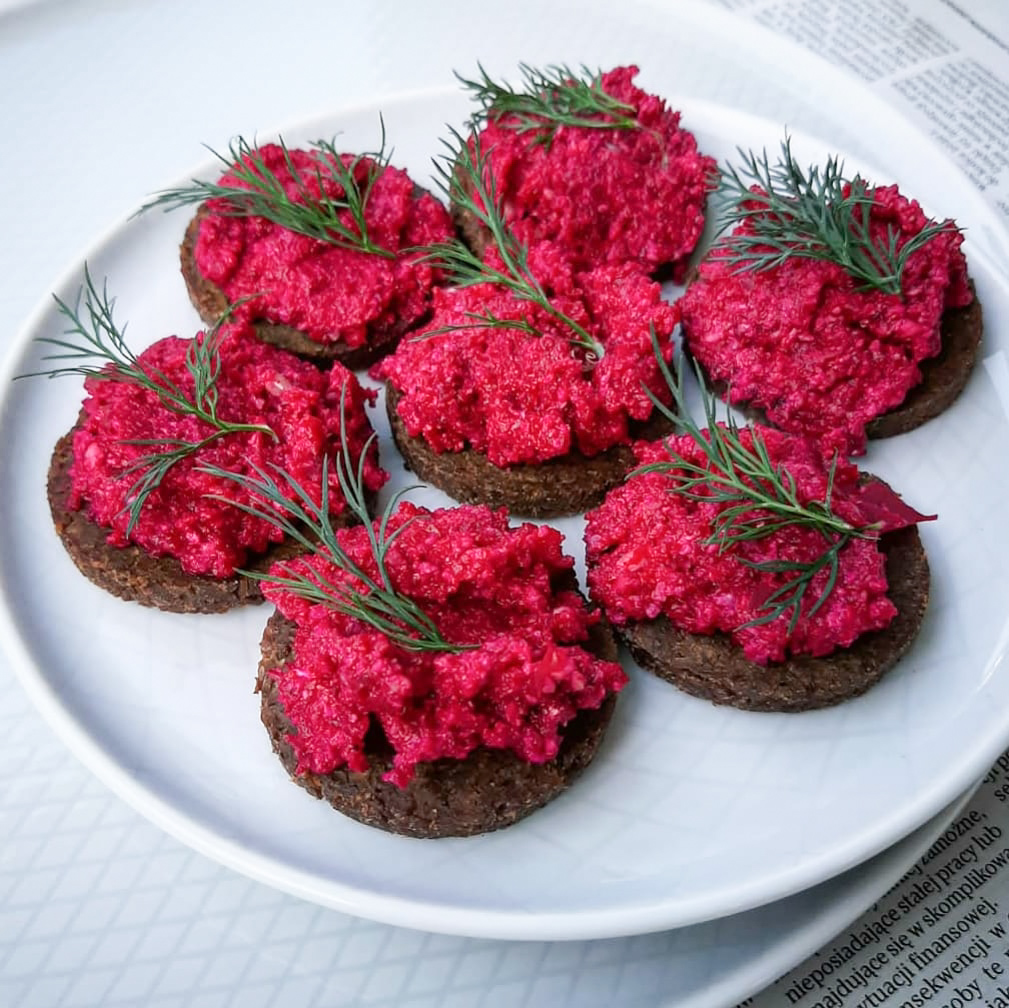 Pasta z buraka ze słonecznikiem i serem mozzarella