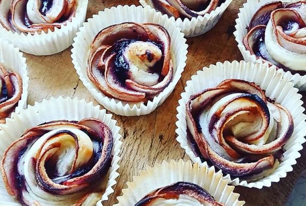 Róże z gruszki i ciasta francuskiego