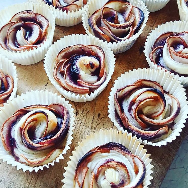 Róże z gruszki i ciasta francuskiego