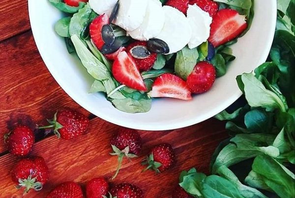 Sałatka z truskawkami na wytrawnie
