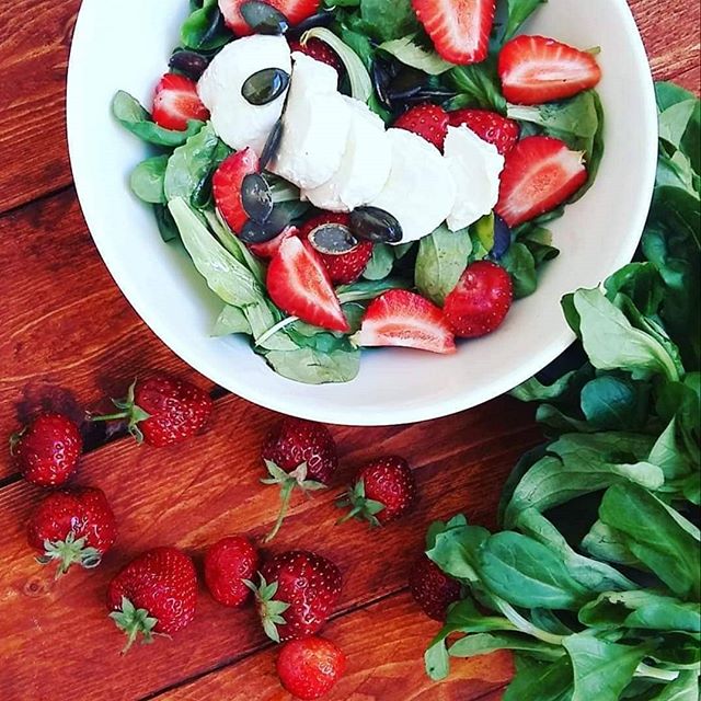 Sałatka z truskawkami na wytrawnie