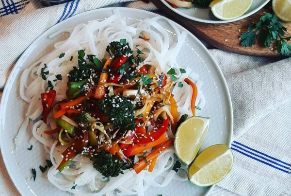 Stir fry z makaronem ryżowym i warzywami