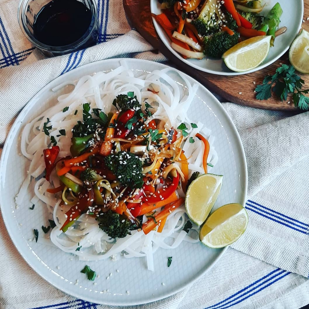 Stir fry z makaronem ryżowym i warzywami