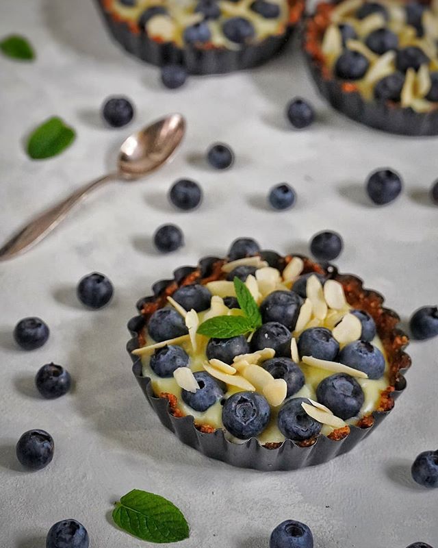 Tartaletki z borówkami i kremem budyniowym