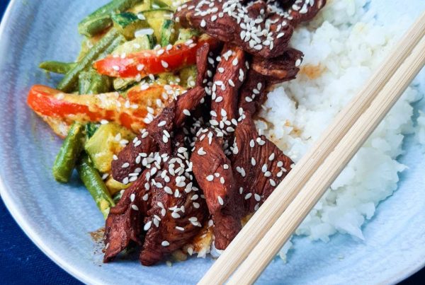 Warzywa w mleczku kokosowym z ryżem i kurczakiem w sosie sojowym