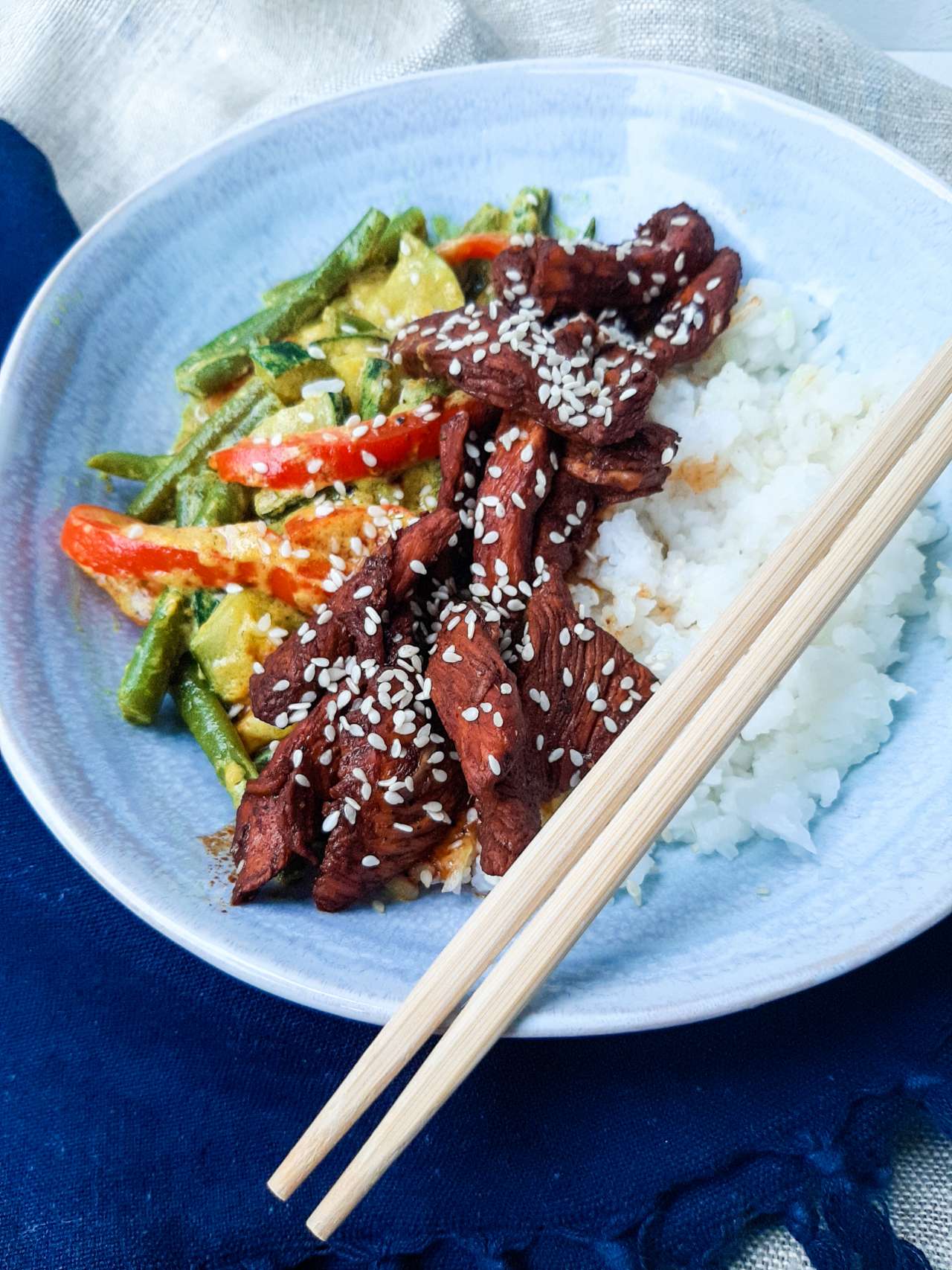 Warzywa w mleczku kokosowym z ryżem i kurczakiem w sosie sojowym