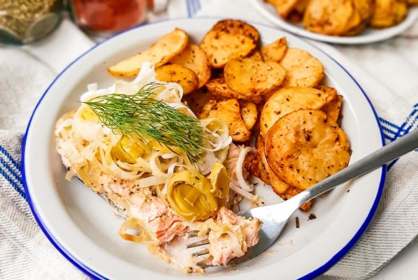 Ziemniaki zapiekane z łososiem w pierzynce z pora i musztardy