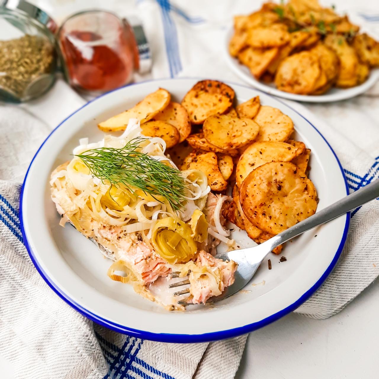 Ziemniaki zapiekane z łososiem w pierzynce z pora i musztardy