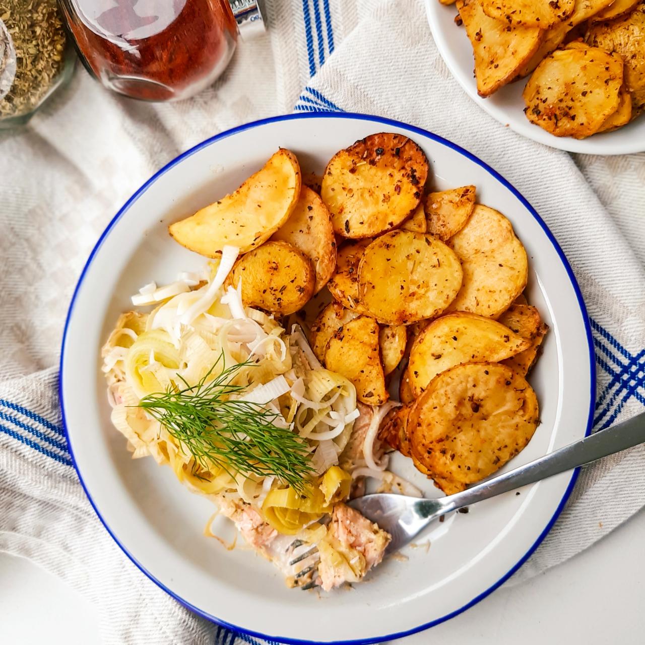 Ziemniaki zapiekane z łososiem w pierzynce z pora i musztardy